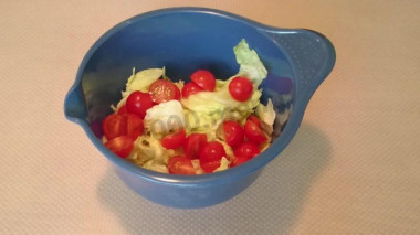 Рецепт - Салат Цезарь с курицей домашними сухариками - Шаг 4 -  Слайсеруем куриное филе на тонкие кусочки. Нарезаем томаты и подготавливаем «айсберг», рвём на небольшие сегменты.