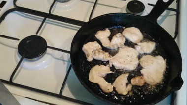 Рецепт - Салат Цезарь с курицей домашними сухариками - Шаг 5 -  На разогретую сковороду наливаем растительное масло и готовим курицу. Достаём из духовки гренки и поливаем чесночным маслом.