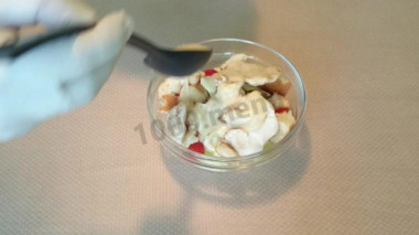 Рецепт - Салат Цезарь с курицей домашними сухариками - Шаг 6 -  В салатник выкладываем «айсберг», перемешанный с томатами, посыпаем гренками, выкладываем курицу, заправляем соусом и посыпаем сыром. Салат готов. Спасибо, что смотрели и читали мой рецепт. Всем пока и приятного аппетита.