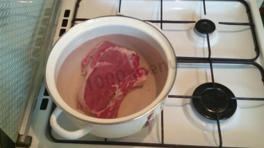 Рецепт - Суп гуляш с болгарским перцем - Шаг 1 - Первым делом заливаем мясо холодной водой и ставим варить на 90 минут.