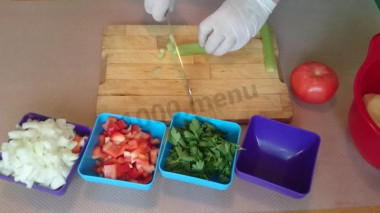 Рецепт - Суп гуляш с болгарским перцем - Шаг 2 -  Подготавливаем овощи. Нарезаем их.