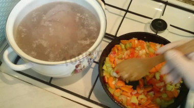 Рецепт - Суп гуляш с болгарским перцем - Шаг 3 -  Пока варится бульон, на разогретую сковороду наливаем растительное масло и обжариваем все овощи в течение 25 минут. За две минуты до окончания готовки овощей, добавляем томатную пасту и муку.