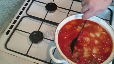 Рецепт - Суп гуляш с болгарским перцем - Шаг 4 -  По истечении 90 минут, достаём мясо из бульона для его нарезки. Закидываем в бульон картофель и мясо, после закипания подсаливаем, варим 15 минут. Затем добавляем овощную пассеровку и продолжаем варить ещё 20 минут. Досаливаем по вкусу, перчим, добавляем сахар, специи и выключаем. Кладём в суп чеснок и зелень. Спасибо, что смотрели и читали мой рецепт. Всем пока и приятного аппетита.