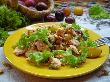 Салат из куриной грудки со сливами и кускусом