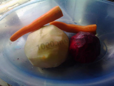 Рецепт - Салат из кольраби, моркови, свеклы - Шаг 2 -  Моем и чистим все ингредиенты.