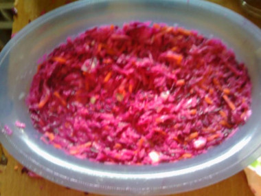 Рецепт - Салат из кольраби, моркови, свеклы - Шаг 4 -  Все перемешиваем, солим по вкусу, можно не солить, заправляем обезжиренной сметаной или майонезом.