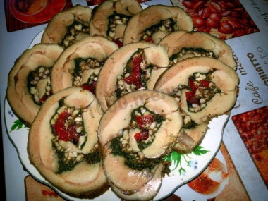 Рулет из индейки со шпинатом и орехами