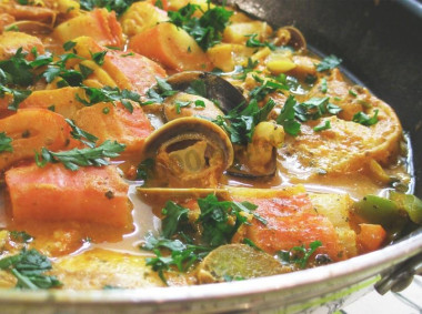 Рыба в белом вине с овощами