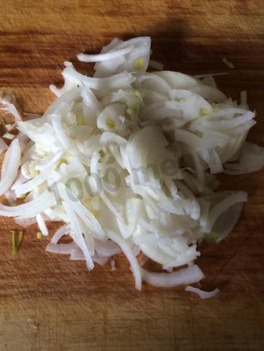 Рецепт - Кесадилья из тортильи с куриным филе и овощами - Шаг 2 -  Режем лук четветь-кольцами
