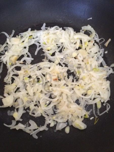 Рецепт - Кесадилья из тортильи с куриным филе и овощами - Шаг 3 -  Обжариваем его на растительном масле до мягкости, прозрачности