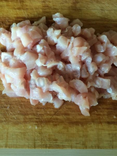 Рецепт - Кесадилья из тортильи с куриным филе и овощами - Шаг 4 -  Филе режем мелким кубиком, примерно 1х1 см и отправляем к луку