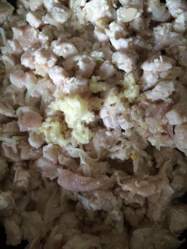 Рецепт - Кесадилья из тортильи с куриным филе и овощами - Шаг 5 -  Когда мясо слегка обжарится - добавляем к нему чеснок (давим, трём, мелко режем - выбор каждого)я пропустила через пресс