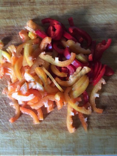 Рецепт - Кесадилья из тортильи с куриным филе и овощами - Шаг 6 -  Перец режем на 4 части и тонко нарезаем, затем отпраляем к мясу