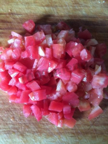 Рецепт - Кесадилья из тортильи с куриным филе и овощами - Шаг 7 -  Помидоры, также нарезаем небольшим кубиком и отправляем в сковороду к остальной начинке. Выпариваем жидкость, солим, перчим.