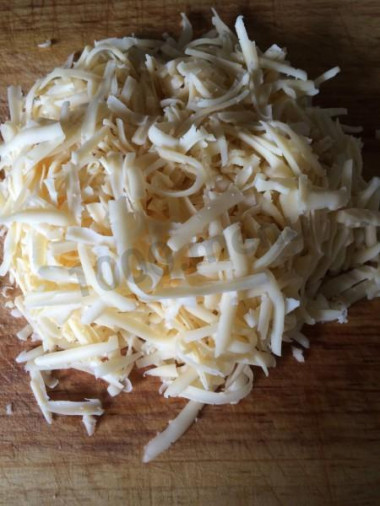 Рецепт - Кесадилья из тортильи с куриным филе и овощами - Шаг 8 -  Трём сыр и 1/3 убираем в сторонку.