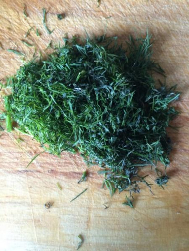 Рецепт - Кесадилья из тортильи с куриным филе и овощами - Шаг 9 -  Режем зелень (у меня-свежий укроп и замороженная петрушка)