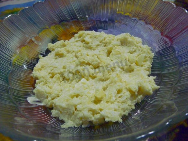 Рецепт - Салат из черной редьки Нежный - Шаг 2 -  Картофель натереть на крупной терке, смешать с майонезом, выложить на дно салатника. По рецепту на картофель рекомендуется выложить нарезанный репчатый лук, но я этот шаг пропустила.