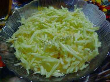 Рецепт - Салат из черной редьки Нежный - Шаг 5 -  Следующий слой - редька, затем натертое яблочко (желательно зеленое, кисло-сладкое). Майонез.