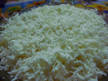 Рецепт - Салат из черной редьки Нежный - Шаг 6 -  Яйца очистить, отделить белки от желтков, натереть отдельно. В салатник выложить слой натертых белков, снова редьку. По желанию можно промазать майонезом.