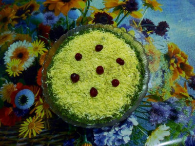 Рецепт - Салат из черной редьки Нежный - Шаг 7 -  Верхний заключительный слой - натертые желтки, без добавления майонеза. Украсить по желанию.