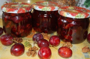 Сливовый джем с орехами