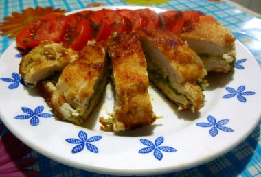 Куриная грудка в укропном соусе с сыром внутри на сковороде