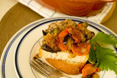 Овощное рагу с мясным фаршем и баклажанами в духовке