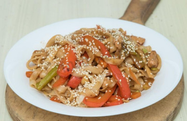 Лапша вок с курицей и кабачками