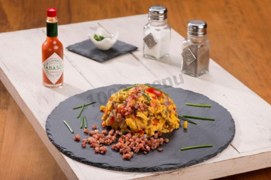 Скрэмбл из яиц с беконом и овощами