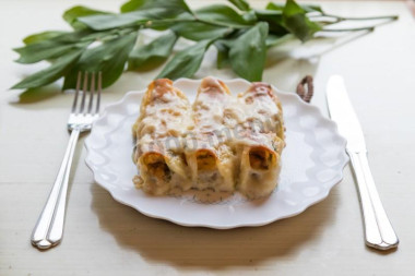 Каннеллони с курицей и грибами под соусом