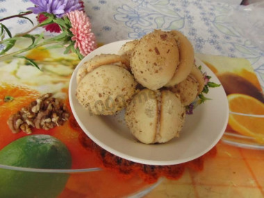 Печенье с начинкой из сметанного крема с орехами