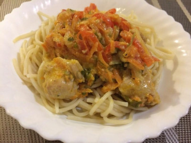 Курица тушеная с овощами в сметане