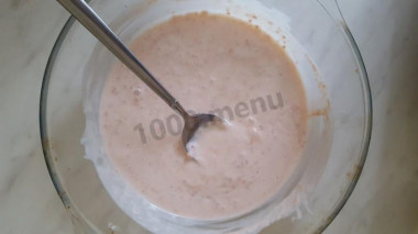 Рецепт - Дрожжевые булочки на кефире с повидлом - Шаг 1 - В кефир комнатной температуры добавляем сухие дрожжи и оставляем минут на 10. Если кефир из холодильника, можно его немного подогреть в микроволновке. Но не кипятить