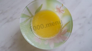 Рецепт - Дрожжевые булочки на кефире с повидлом - Шаг 3 -  Сливочное масло следует растопить на водяной бане