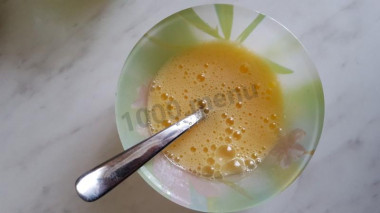 Рецепт - Дрожжевые булочки на кефире с повидлом - Шаг 4 -  Яйцо и сахар смешиваем до полного растворения сахара. Если не получается полностью размешать - ничего страшного