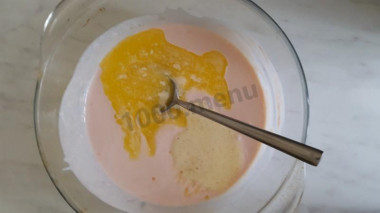 Рецепт - Дрожжевые булочки на кефире с повидлом - Шаг 5 -  Смешиваем масло, яйцо с сахаром и кефир до однородности