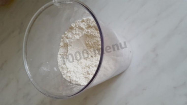 Рецепт - Дрожжевые булочки на кефире с повидлом - Шаг 6 -  Берем 500гр муки