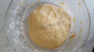 Рецепт - Дрожжевые булочки на кефире с повидлом - Шаг 8 -  Тесто получается мягким и эластичным и не должно прилипать к рукам. Накрываем чистым сухим полотенцем и ставим в теплое место. Лучше на 50 минут