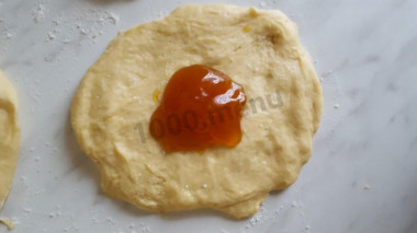 Рецепт - Дрожжевые булочки на кефире с повидлом - Шаг 9 -  Когда тесто поднимется, делим его на 8 шариков. Каждый получается грамм по 100. Закладываем в центр повидло и защипываем края