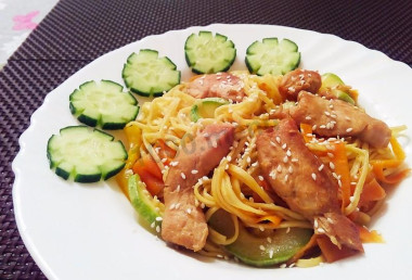 Яичная лапша с курицей и овощами