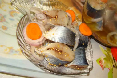 Селедка кусочками в горчичном маринаде в домашних условиях