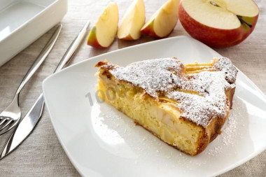 Шарлотка без яиц с яблоками  на кефире с манкой