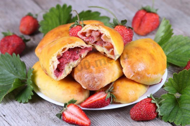 Вкусные дрожжевые пирожки со свежей клубникой в духовке