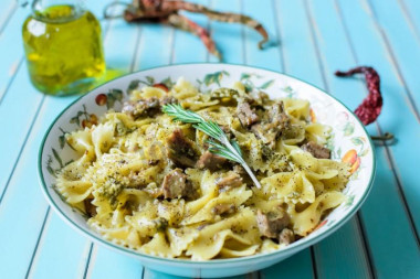 Фарфалле с куриным филе, кедровыми орешками и песто