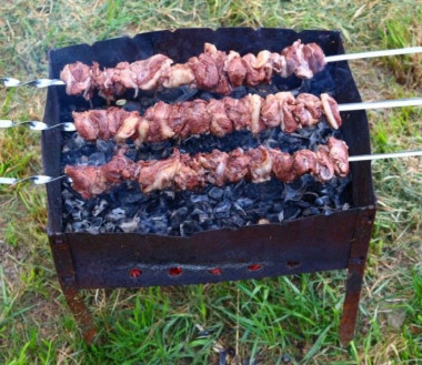 Шашлык из баранины в гранатовом соке на мангале
