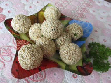 Салатные шарики с печенью трески в кунжуте