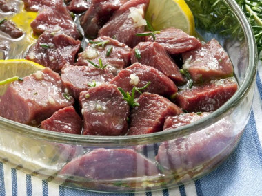 Мясо шашлыка с лимоном и чесноком