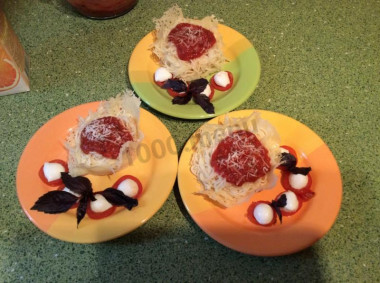 Сырные корзиночки с пастой и соусом болоньезе
