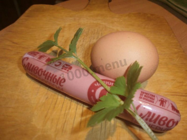 Рецепт - Цветочек из сосиски с яйцом - Шаг 1 - Нам понадобится: сосиска, яйцо, чуть-чуть зелени для украшения и немного растительного масла для жарки..... И хорошее настроение.