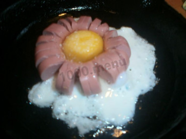 Рецепт - Цветочек из сосиски с яйцом - Шаг 3 -  Теперь берем нашу любимую сковородочку, ставим ее на огонь, наливаем р/масло и даем сковороде с маслом разогреться. Затем выкладываем на нее нашу сосисочку. И не спеша (даем надрезам &quot